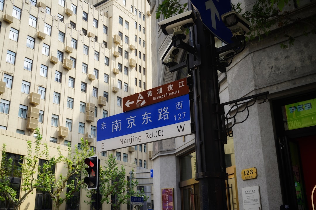 street-signs-for-nanjing-road-in-shanghai-china-hamp0v-jfbo
